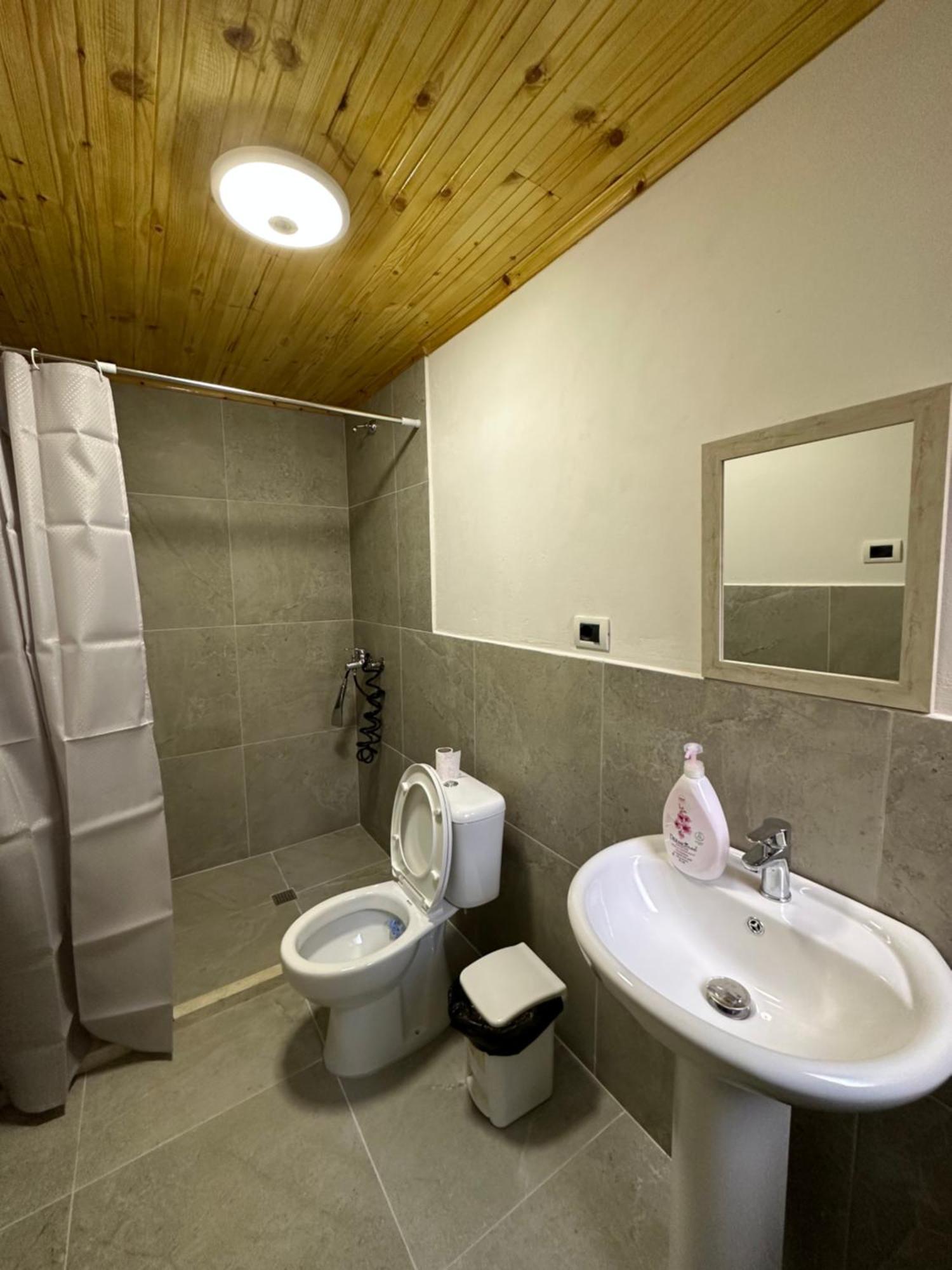 Hanna'S Hostel 베라트 외부 사진